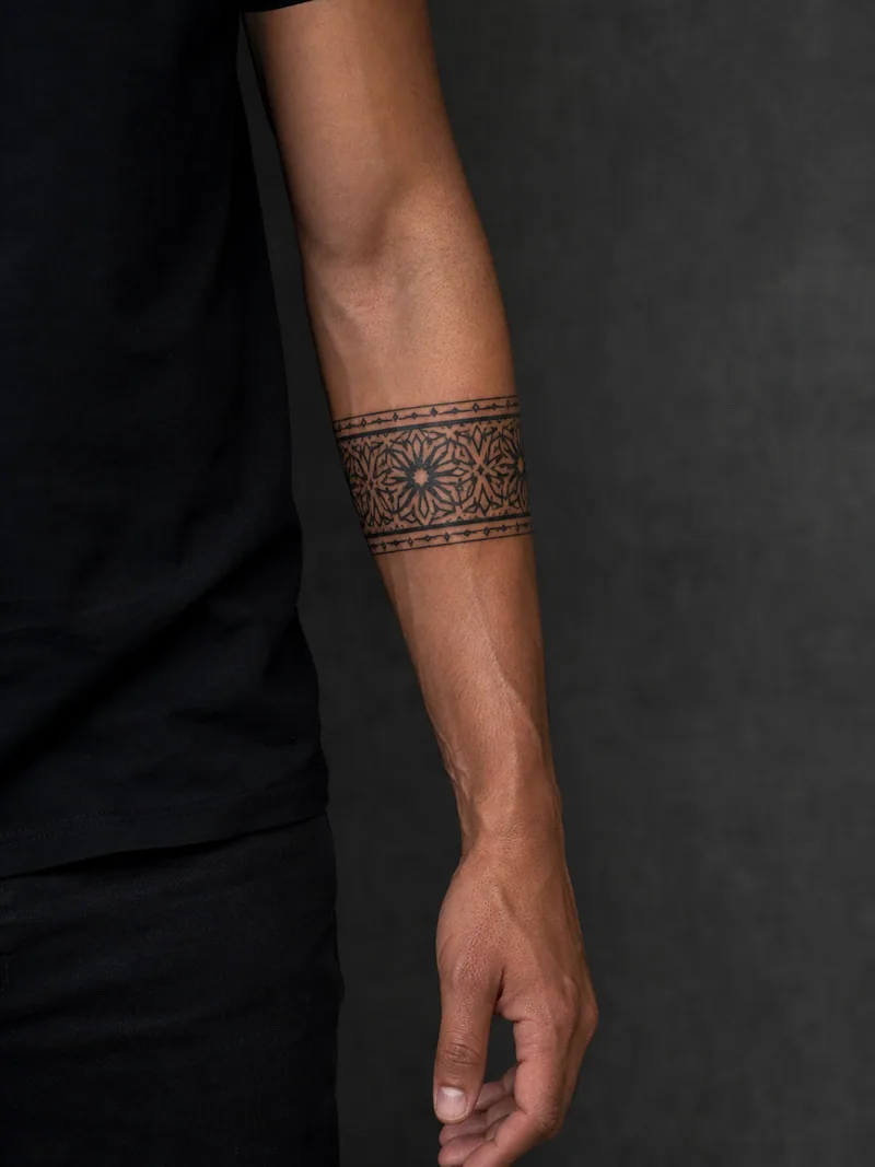 Ornamental band - A wrap-around band that reads the same from every angle.